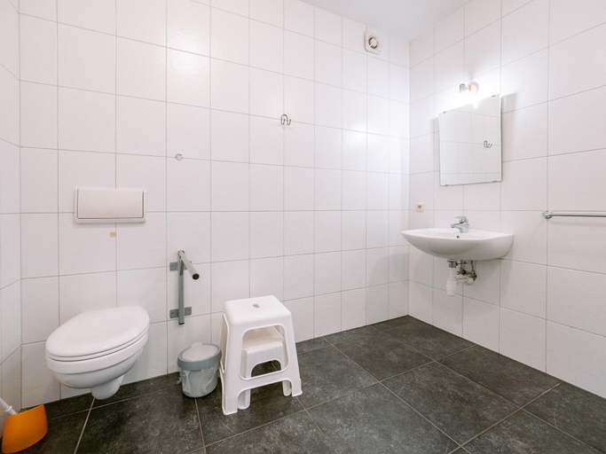 Bathroom 3, Moderscheid Cottage with Spa, Liège