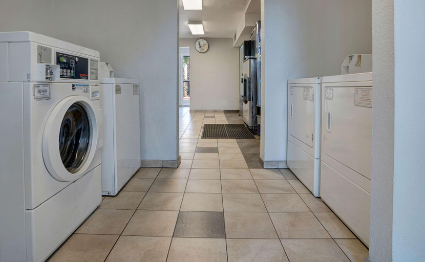 Bathroom 4, Motel 6 Bakersfield South, Kern