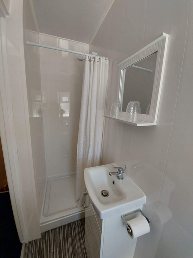 Bathroom 4, The Clevedon, Blackpool