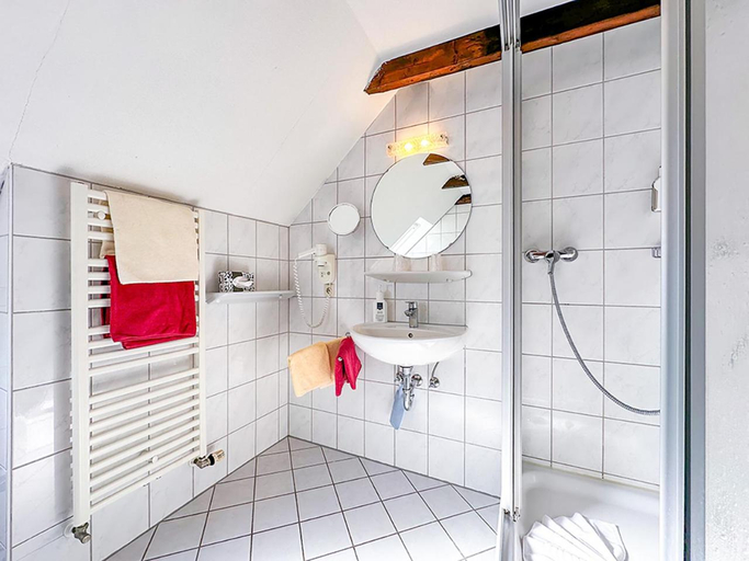 Bathroom 3, Graf Waldersee, Leer