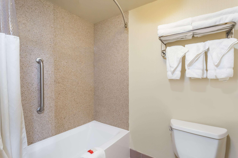 Bathroom 4, Days Inn by Wyndham Hershey, Dauphin