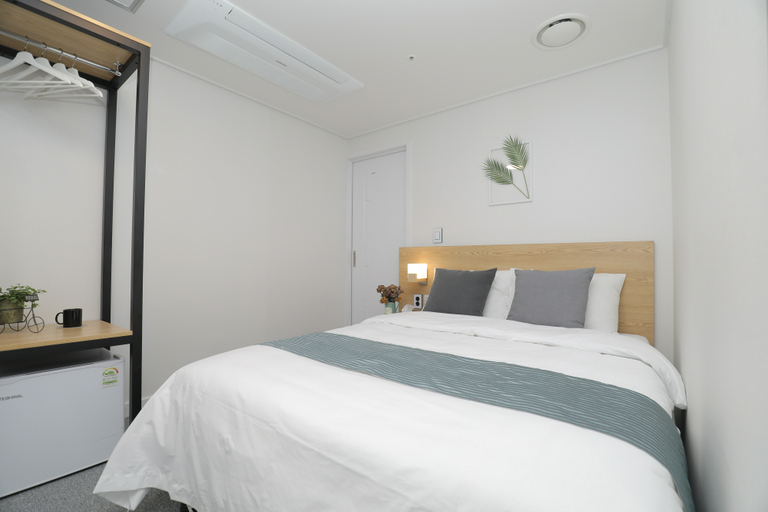 Line Hotel Myeongdong - Bedroom