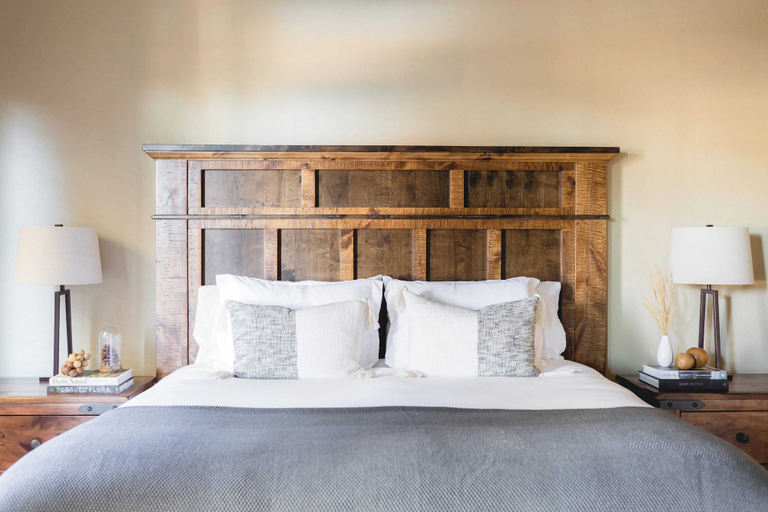 Bedroom 3, Klamath by Avantstay Premier Lakeside Cabin w/ Spa, Fire Pit & Lake Views, Deschutes