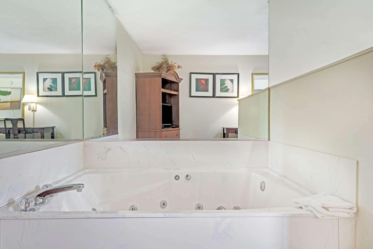 Bathroom 4, Days Inn & Suites by Wyndham Siler City, Chatham