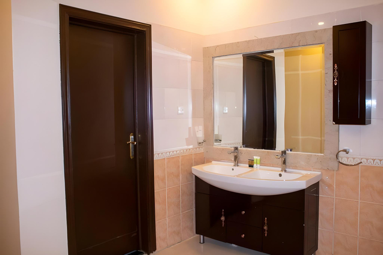 Bathroom 3, Al Muteb Suites Al Falah 1, Riyadh