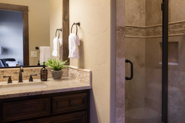 Bathroom 5, Klamath by Avantstay Premier Lakeside Cabin w/ Spa, Fire Pit & Lake Views, Deschutes