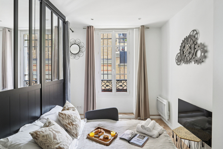 Bedroom, Modern Central Paris Flat by Les Halles, Paris