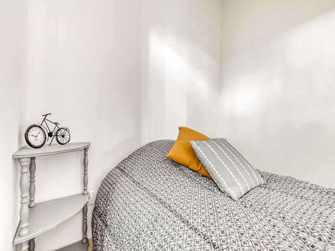Bedroom 2, Brontes Coastal Retreat, Calvados