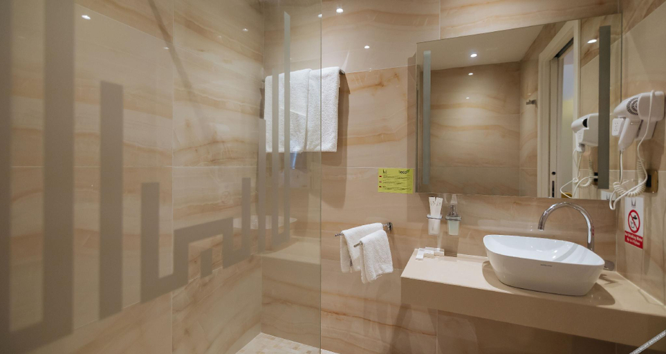 Bathroom 5, Gloria Palace Hotel & SPA, Kavajës