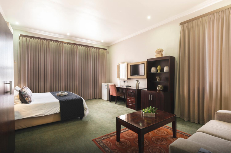 Bedroom 3, Graham Hotel, Cacadu
