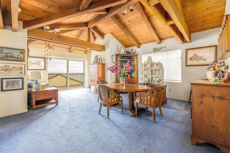 Room 5, 4 Bedroom With Pool in Oceanside, San Diego