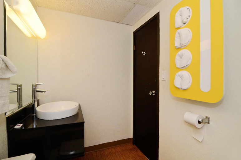 Bathroom 4, Motel 6 Southhaven Ks, Sumner