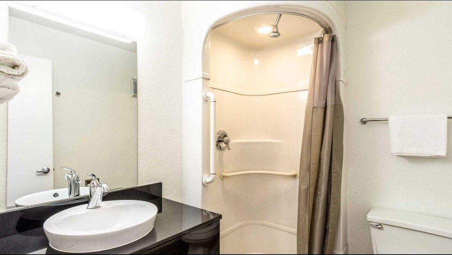 Bathroom 4, Motel 6 Redding, CA - Central, Shasta