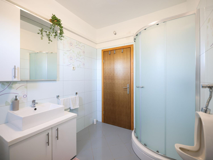 Bathroom 4, Holiday Home in Prkos with Private Pool, Škabrnja