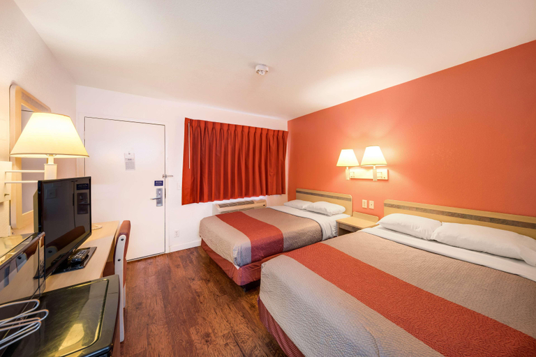 Bedroom 4, Motel 6 Greenville, TX, Hunt