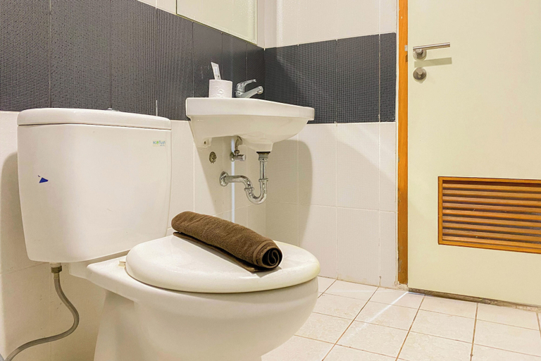 Bathroom 3, Comfort Living 2Br At Cinere Bellevue Suites Apartment, Depok