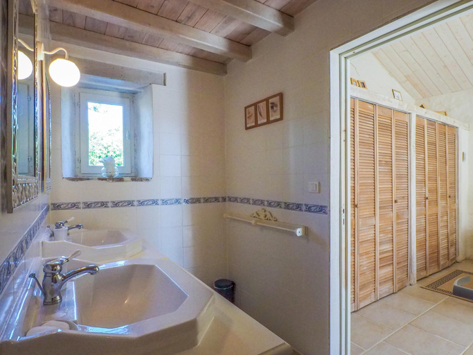 Bathroom 4, Holiday Home Saint-Laurent Pool Garden, Vendée