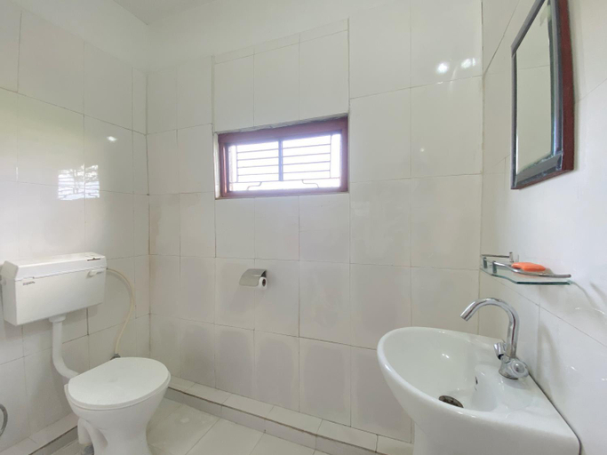 Bathroom 2, Hotel Tiger's Den - Peace Homestay -"an authentic exciting adventurous park safari arranger", Narayani