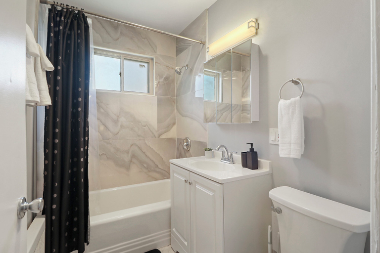 Bathroom, Cozy 2BR Apt Near Parks - Kimball A2, Cook