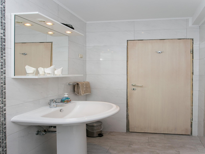 Bathroom 3, Villa Mirjana - Studio Apartment with Terrace and Sea View Bogumila, Župa Dubrovačka