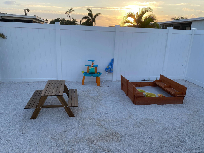 Exterior 4, Castaway Cottage Near IMG and Beaches, Manatee