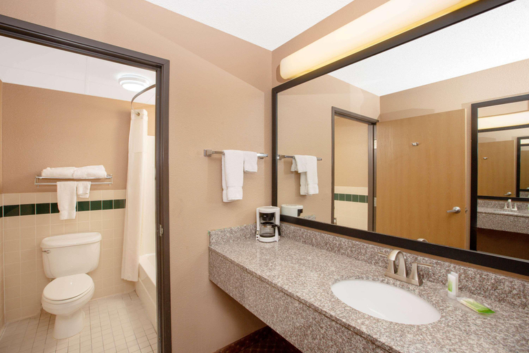 Bathroom 5, Baymont by Wyndham Coralville, Johnson
