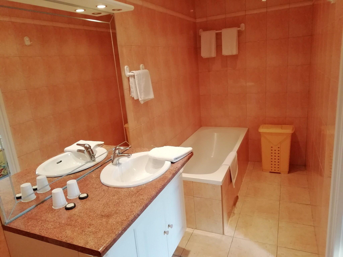 Bathroom 2, Quend-Plage Apartment with Pool, Somme