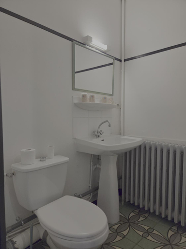 Bathroom 3, Hotel Le Centre, Pyrénées-Orientales