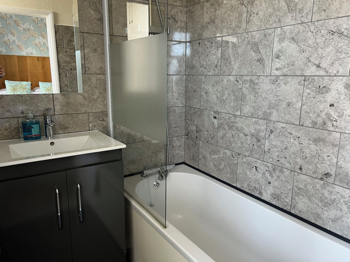 Bathroom 4, Cairn House, Devon