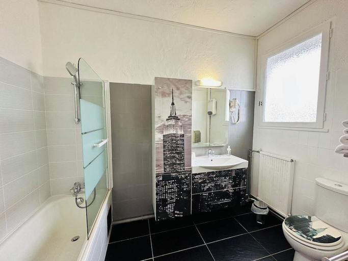 Bathroom 4, Hotel Italia, Indre-et-Loire