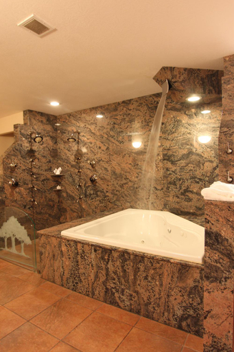 Bathroom 4, The Greenwell Inn and Convention Center, Carbon