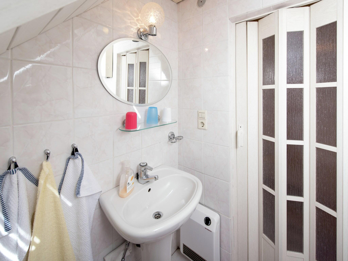Bathroom 1, Einladende Ferienwohnung mit Aussenpool, Vogtlandkreis