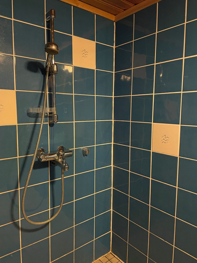Bathroom 4, Lomahyppäys, Finland Proper