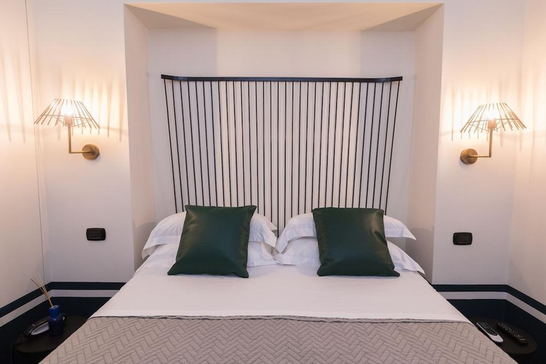 Bedroom 2, Il salotto della regina, Napoli