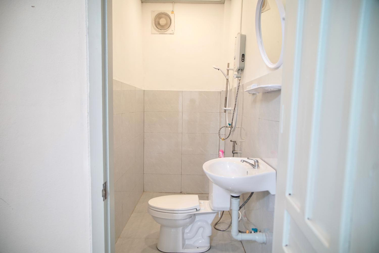 Bathroom 4, Nalin Guesthouse(casa), Luang Prabang