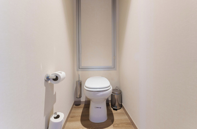 Bathroom 4, L'Escale Royale Poissy Ile de Migneaux, Yvelines
