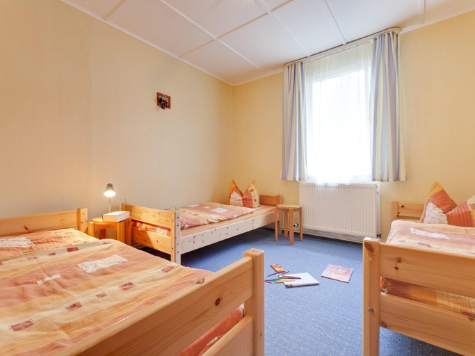 Bedroom 2, Ruhiges Ferienhaus in Zingst-Urlaub nahe am Strand, Vorpommern-Rügen