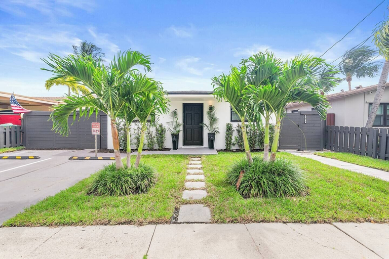 Exterior & Views 1, Waterfront Duplex Tropical Oasis, Broward
