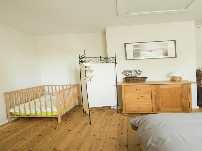 Bedroom 3, Namur Mansion by the Meus, Namur