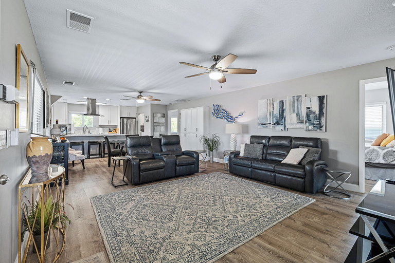 Room 3, 4BR Beach House Spacious Steps From Sand, Volusia