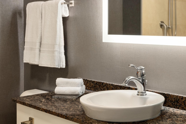 Bathroom 5, Le Saint-Édouard, WorldHotels distinctive, Communauté-Urbaine-de-Québec