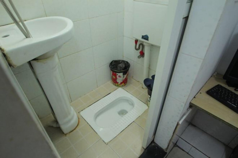 Bathroom 3, Zhenghong Hostel, Shanghai