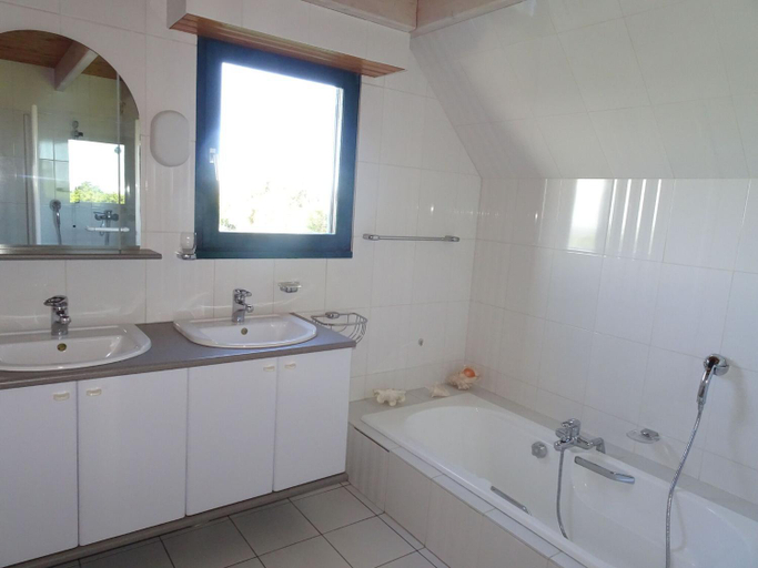 Bathroom 3, Holiday Home in Penestin near La Mine dOr Beach, Morbihan