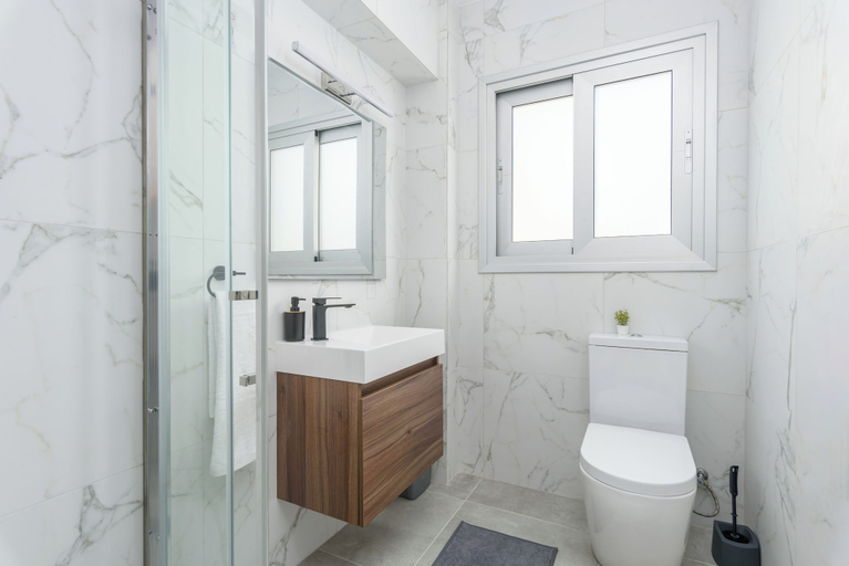 Bathroom 3, Amore 2-BR Apt By Finikoudes, Larnaca
