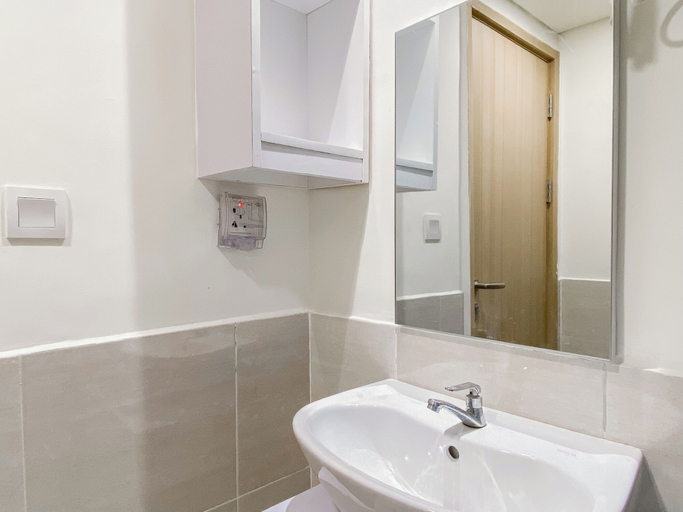 Bathroom 3, Homey And Good 2Br At Meikarta Apartment, Cikarang