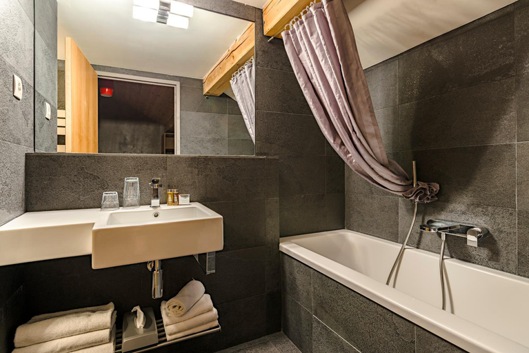 Bathroom 4, Anova Hotel & Spa, Hautes-Alpes