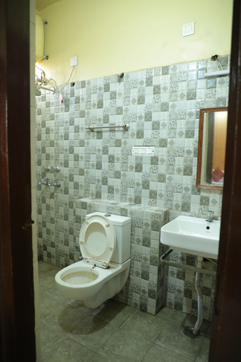 Bathroom 4, Hotel Shri Bhaskar, Bareilly