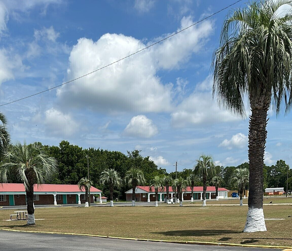 Others 5, Motel Jesup, Wayne