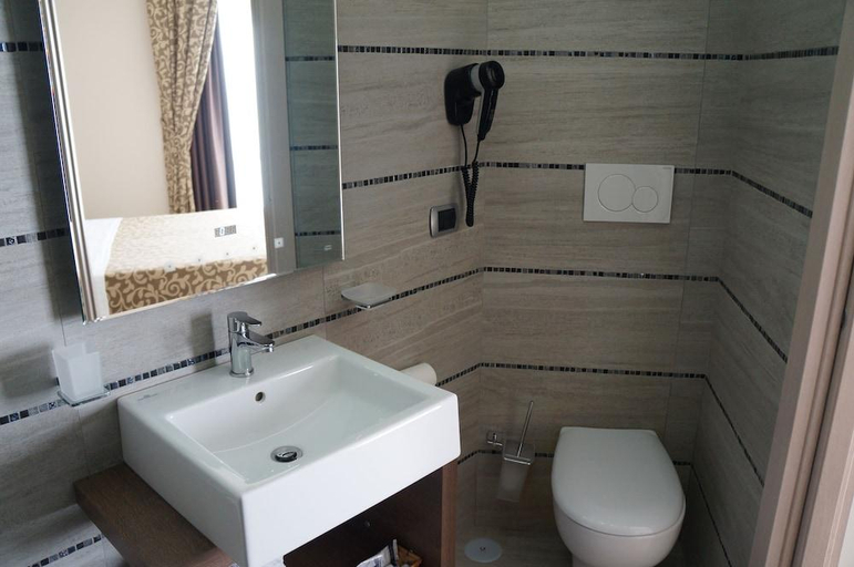 Bathroom 3, Hotel L'Approdo, Rome