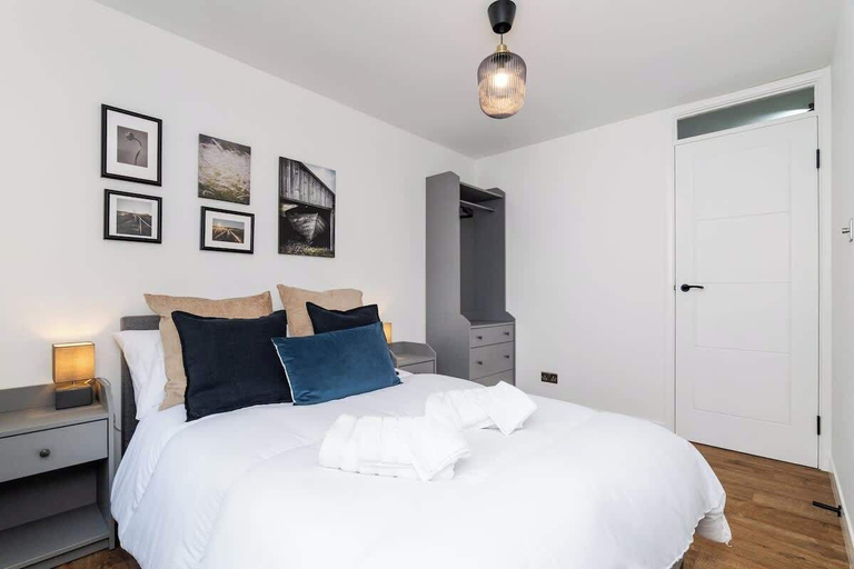 Bedroom 3, Spacious 2BR - Parking Near Edinburgh City Centre, Edinburgh
